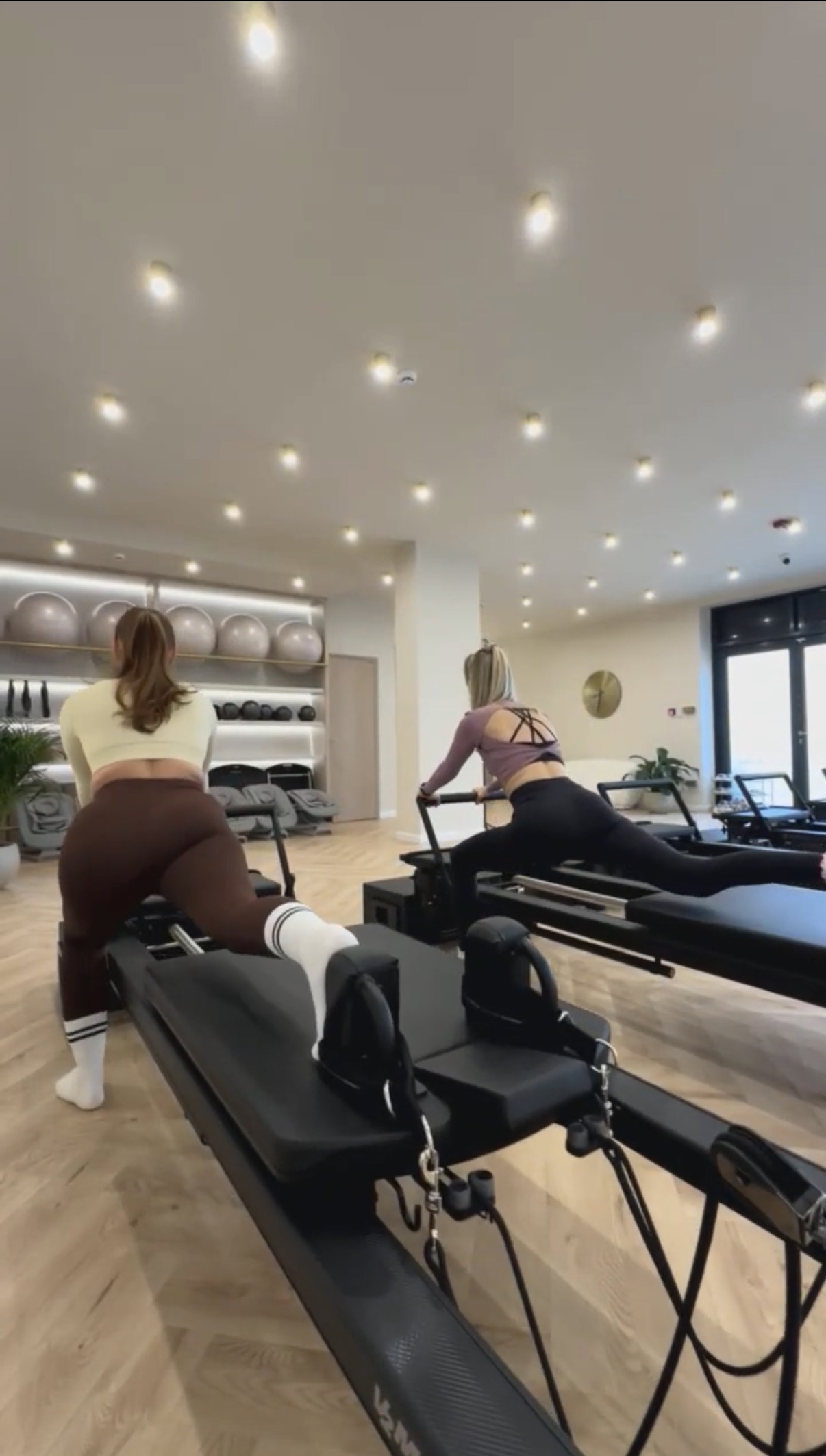 Az All level Pilates óra mindenki számára nyitott, kortól és edzettségi szinttől függetlenül. Az órát úgy építjük fel, hogy kezdők és haladók egyaránt megtalálják benne a kihívást: minden gyakorlatnak több nehézségi szintű variációját kínáljuk.