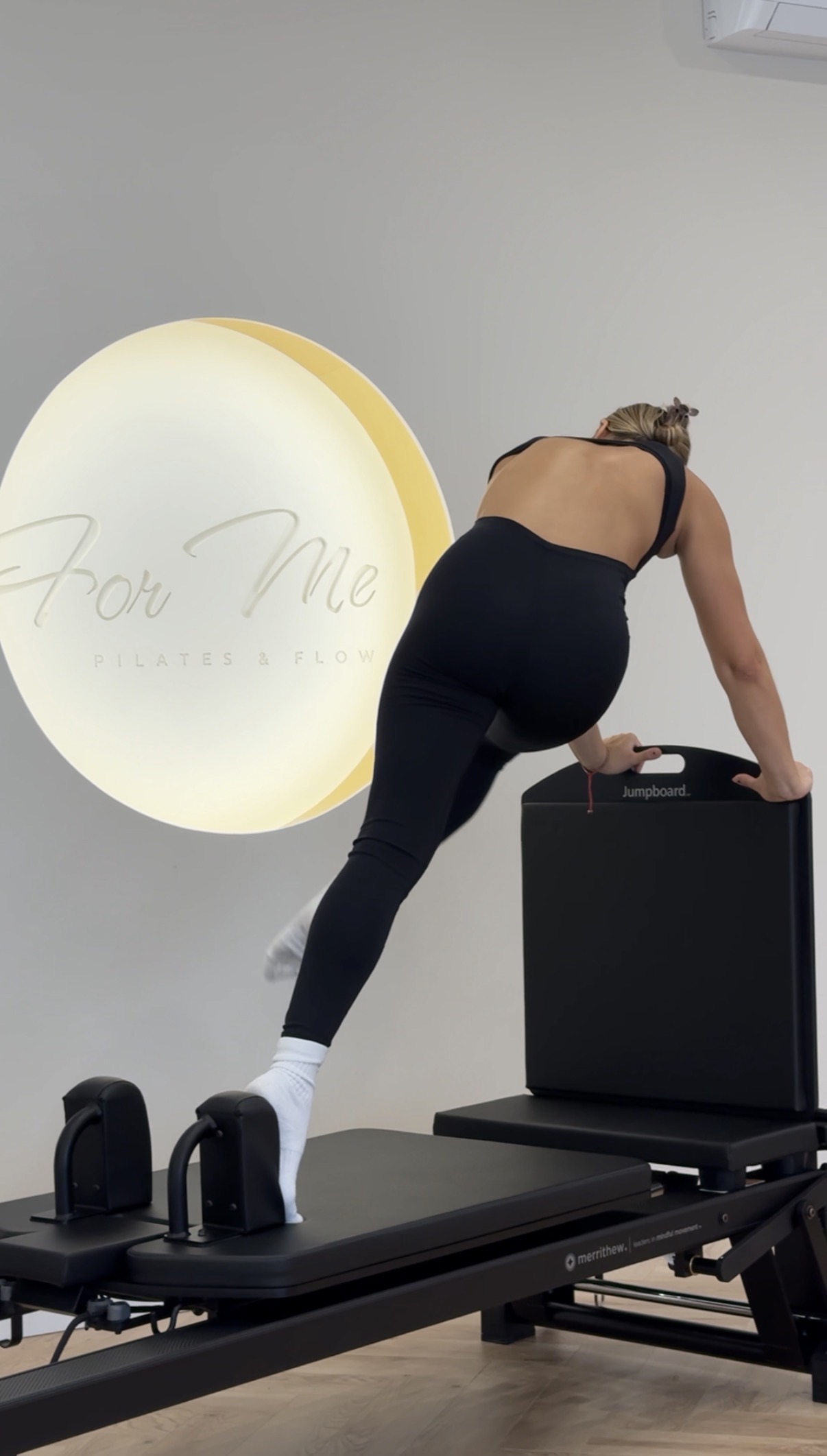 A Glutes & Core Pilates óra középpontjában a farizmok és a törzs (core) izomzata áll. Ez az edzés kifejezetten a test stabilitásáért, tartásáért és erőnlétéért felelős izmokat célozza, miközben formálja az alakot és javítja a testtudatot.
